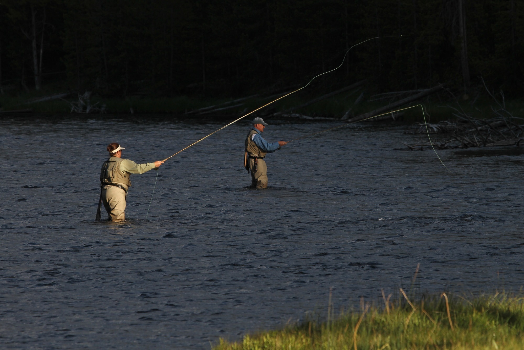 Любительский лов рыбы. Ловля рыбы. Нахлыстовая рыбалка на речке. Нахлыстовое удилище на реке. Река удочка.